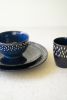SET OF FOUR BLUE AND WHITE CERAMIC MUGS (MIN 2)